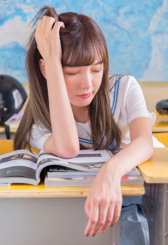 教室少女肤白貌美香艳玉足小清新写真