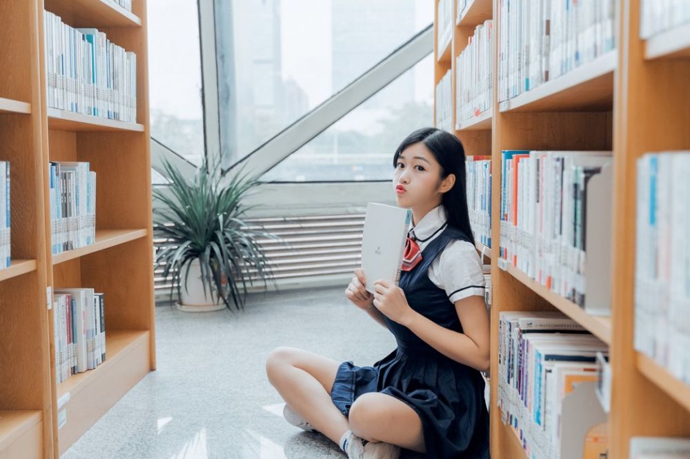 图书馆文艺气质美女校花清纯养眼图片