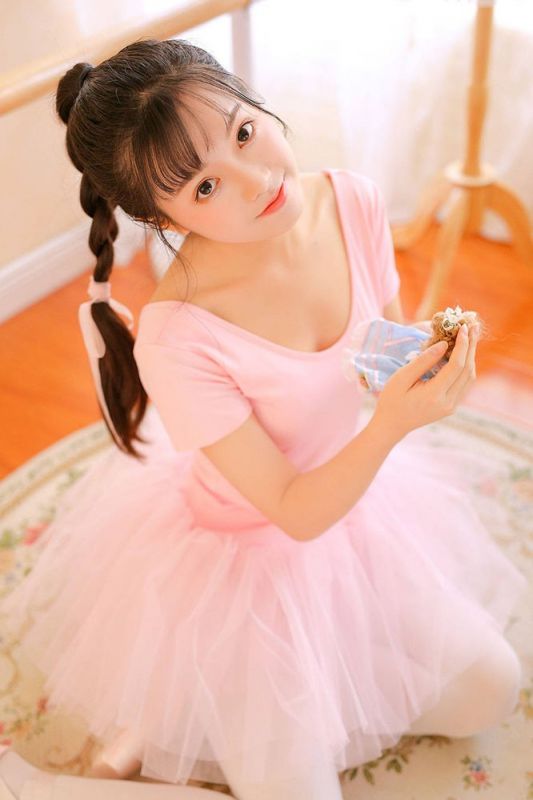 00后芭蕾舞少女萝莉酥胸性感美足写真