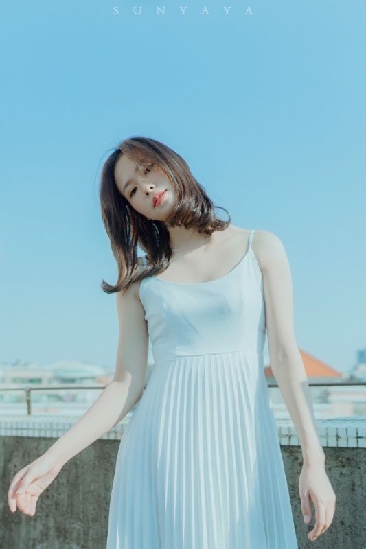 长裙氧气女神天台冷艳御姐气质美女写真