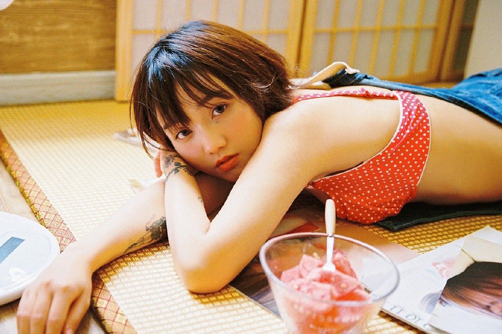短发狂野少女私房酥胸深沟性感美女纹身写真