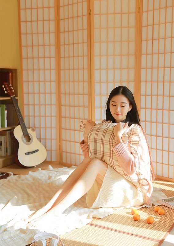 长发美女居家粉嫩唯美清纯软妹写真图片
