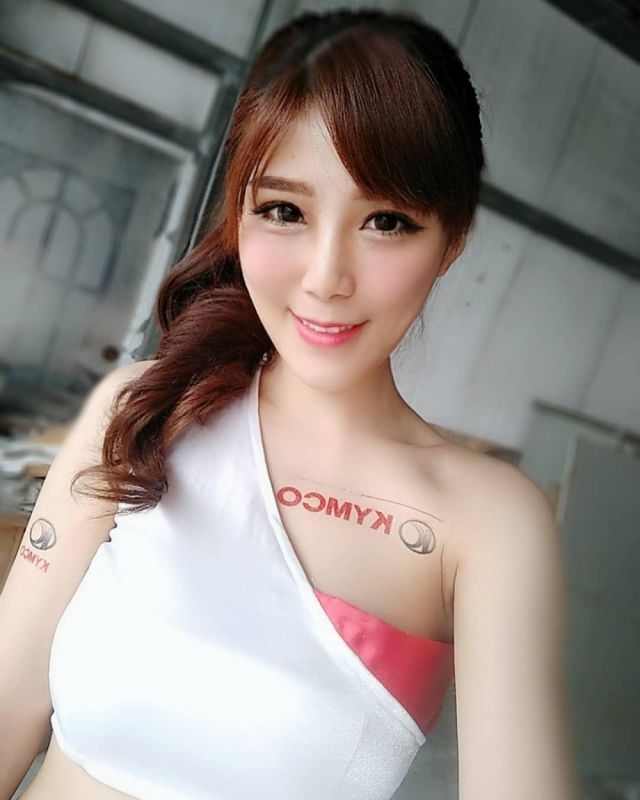 风骚美女业务员私下比基尼裸体艺术照性感写真