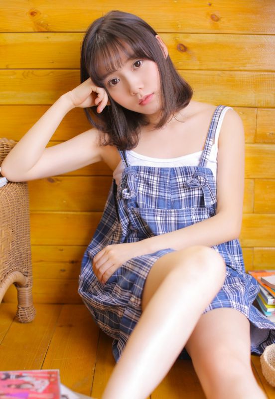 短发学生妹居家酥胸美乳诱惑大胆性感写真