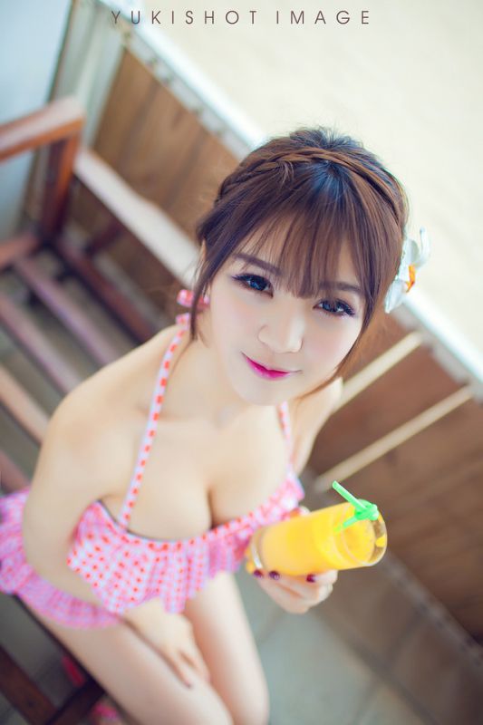 漂亮美女沙滩比基尼诱惑写真