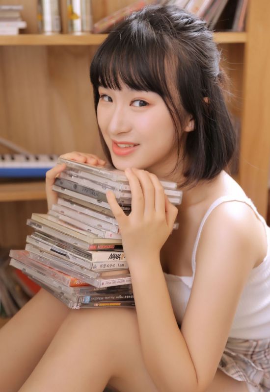 吊带内衣美女模特娇嫩玉体香艳美腿大胆私房写真