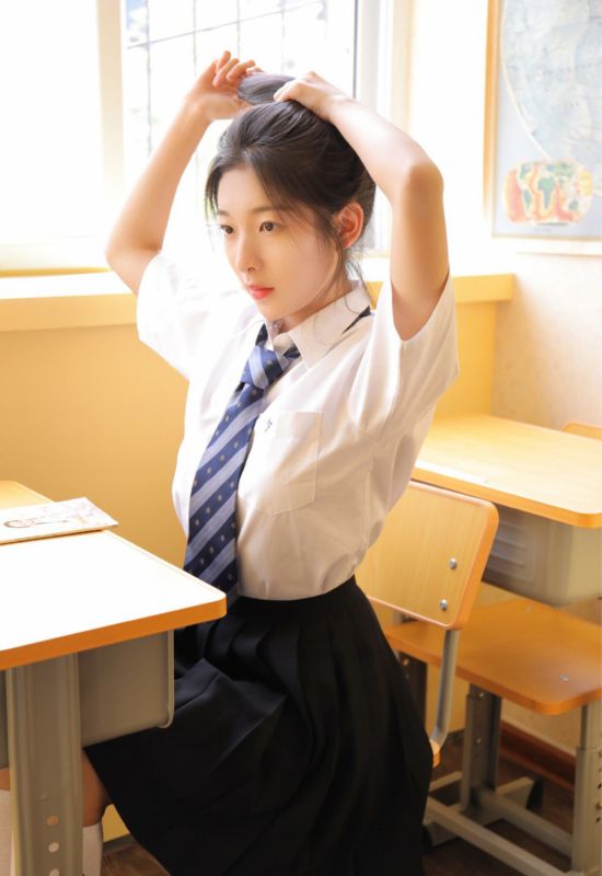白色衬衣美女学生制服性感教室诱惑写真