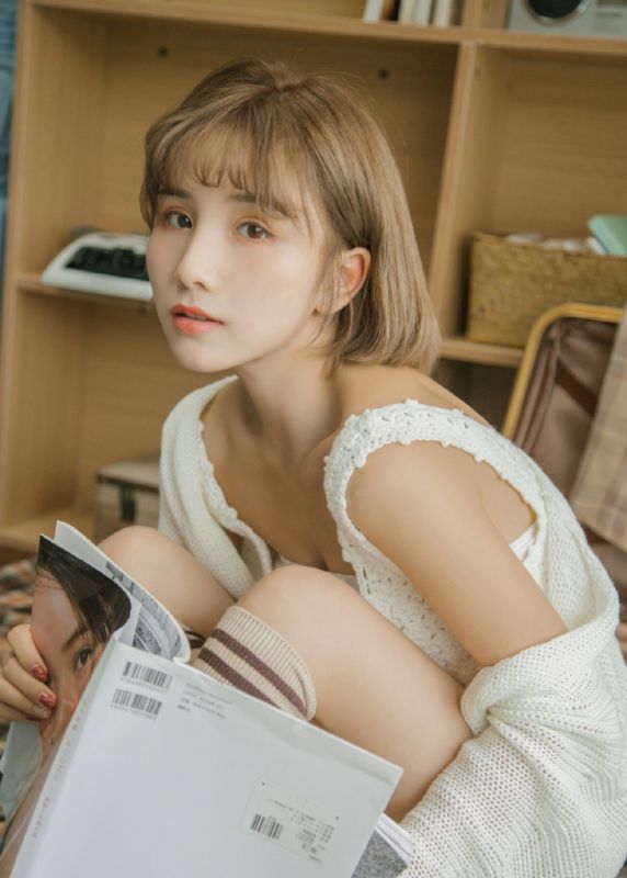 火辣时尚嫩模美女酥胸美腿内衣走光照片写真