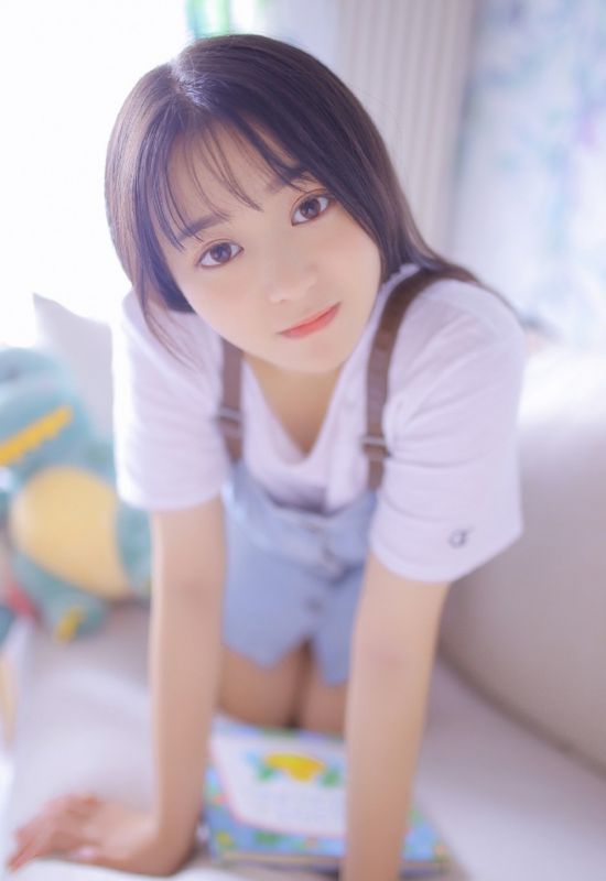 娇艳白嫩美女吊带短裤性感写真图片