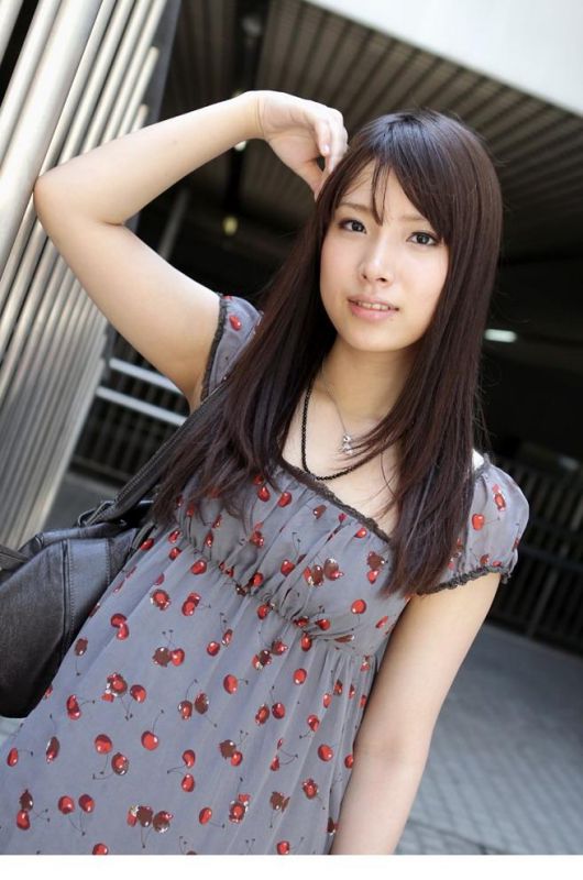 90后可爱美女街头迷人写真照