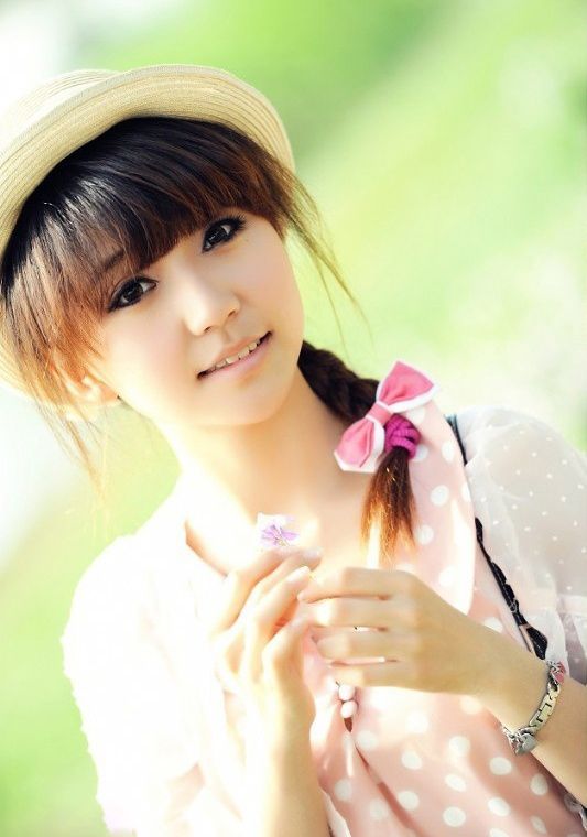 90后清纯美女户外写真