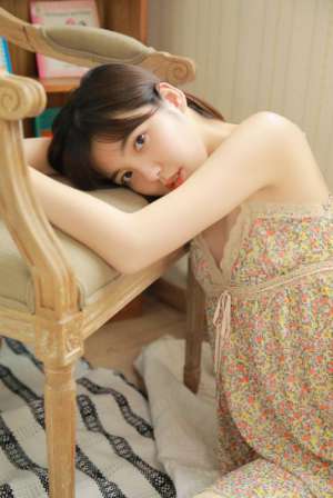 短发大奶嫩妹风骚热裤美腿湿身写真图片