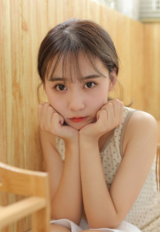 00后洗澡萝莉吊带背心惹火白嫩美腿性感写真