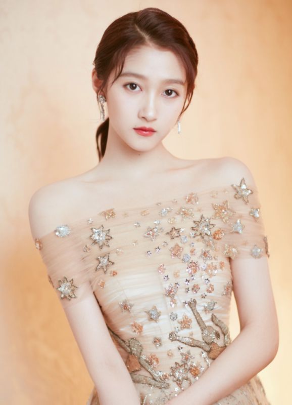 邻家气质少女关晓彤精致礼裙养眼明星写真
