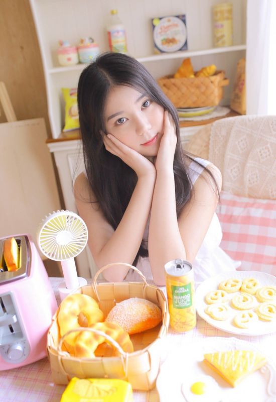 洋娃娃眼镜少女吊带酥胸清纯迷人美腿写真