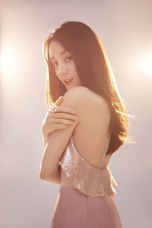优雅长裙美女明星迪丽热巴火辣个人艺术写真图片