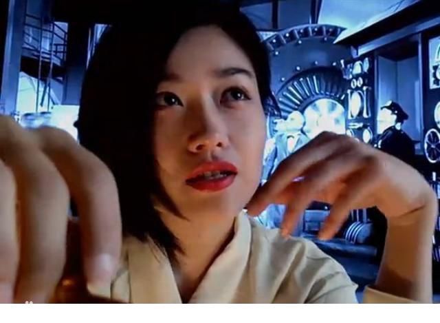 眼镜美女田原MV展迷人姿态