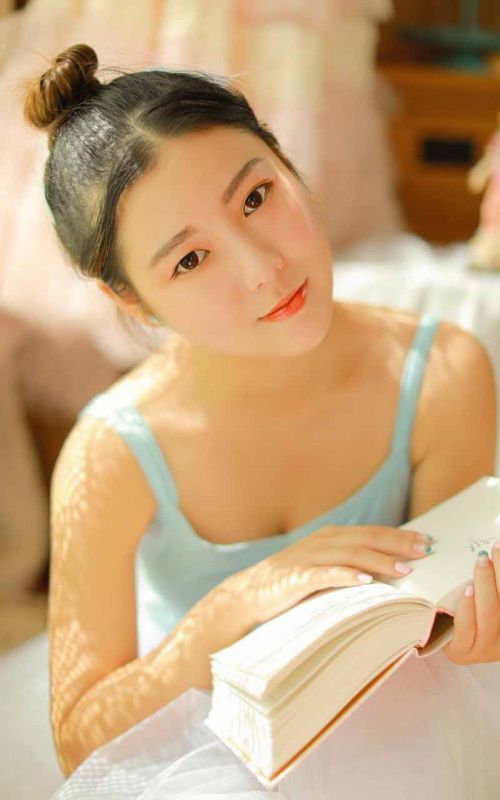 邻家吊带舞蹈美女低胸大胆人体艺术性感骚逼写真