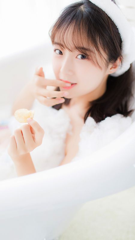 白嫩尤物么妹浴缸泡泡湿身大胆裸体艺术写真