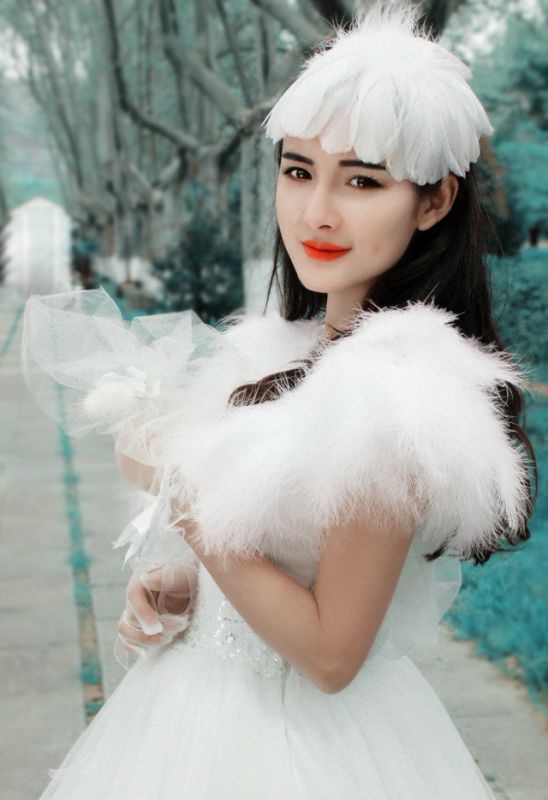 朱韵淇白色礼服写真变身森林仙子