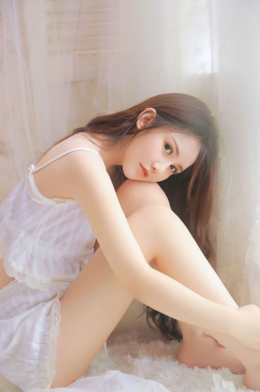 极品性感白嫩美女吊带美乳酥胸内衣诱惑写真
