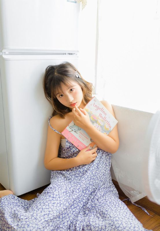 吊带碎花裙萝莉少女性感滑落诱惑写真