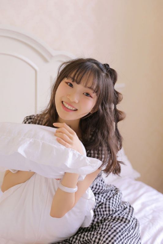 甜美女孩私房床上撩裙萝莉诱惑写真