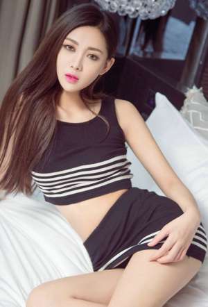 丰腴翘臀身材美女床上性感火辣诱惑3p性姿势写真