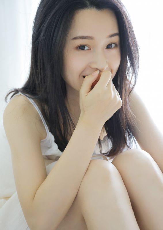 纯天然氧气白皙美女床上吊带妖娆性感诱惑图片