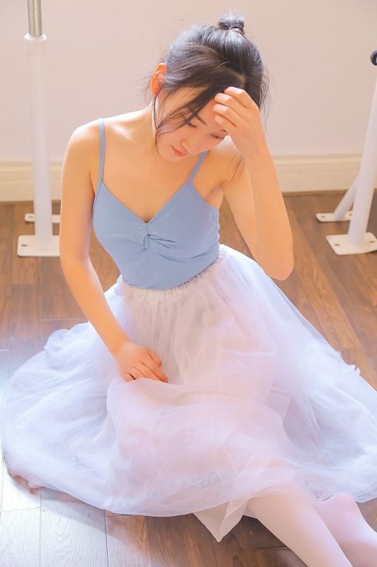00后芭蕾少女白丝美腿舞蹈室性感身姿写真图片