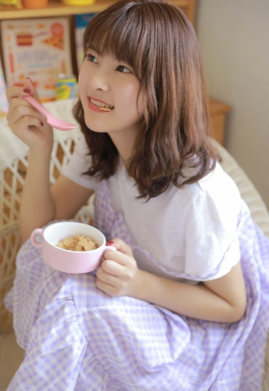 长腿美女吊带美乳高开叉美腿性感写真