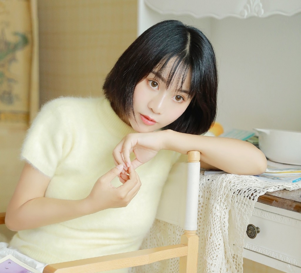 轻盈可爱短发妹子白丝美腿性感福利写真