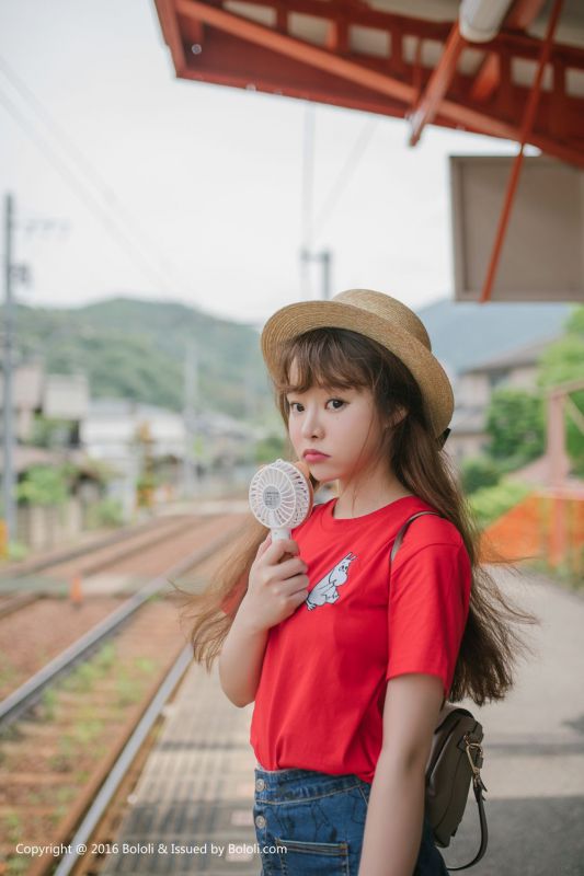 清纯素人美女床上白嫩眼镜妹私房性感艳照图片
