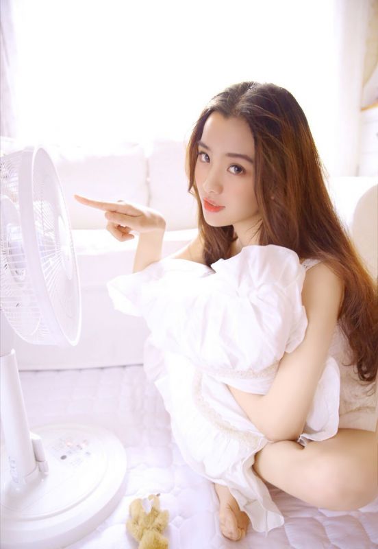 小女友气质大胸美女嫩模私房美腿诱惑照片