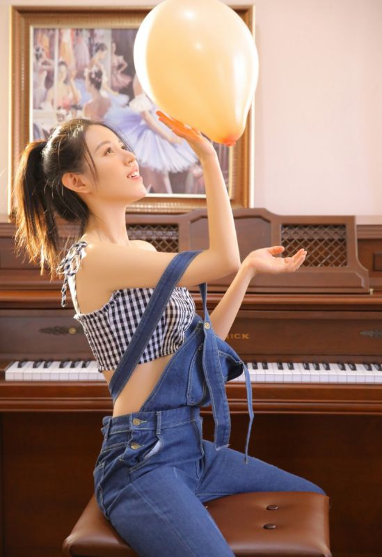 牛仔背带少女钢琴室妖娆火辣性感写真