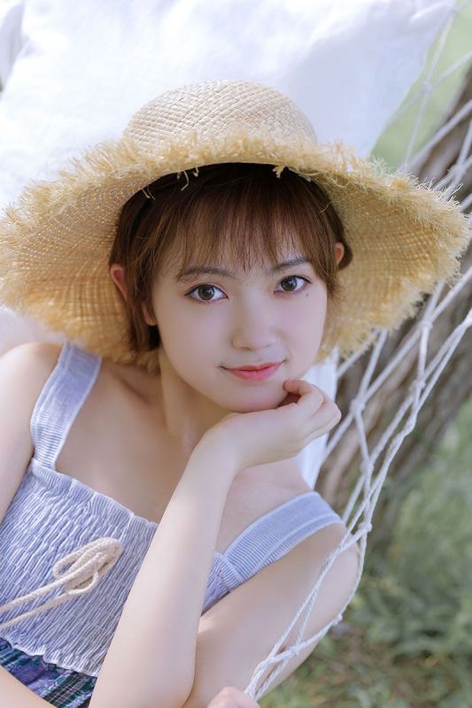 短发少女夏日户外小清新草帽美女个人写真