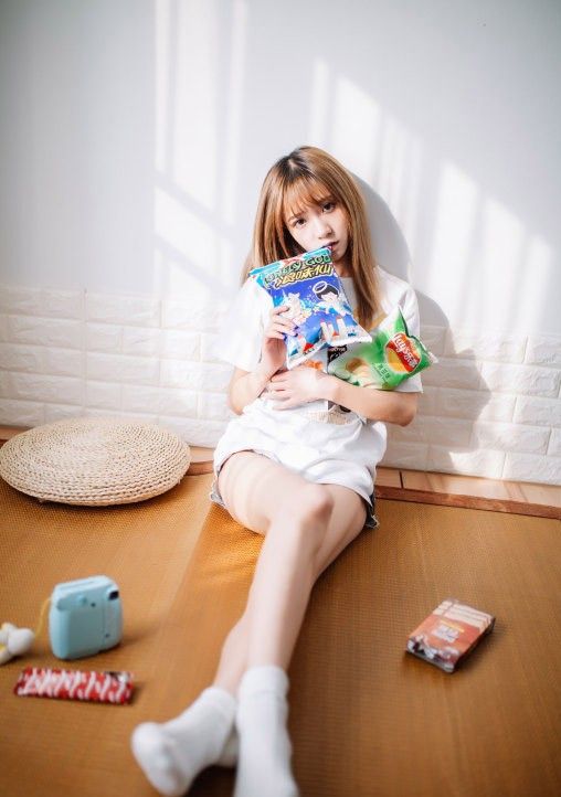 长发时尚少女美腿热裤甜美迷人笑容写真