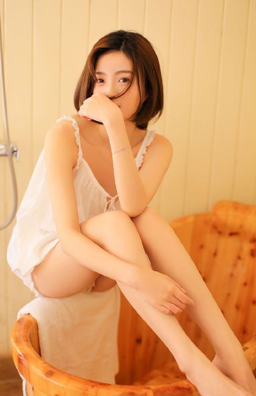 白嫩清纯萌妹闺房酥胸内衣性感短发美女写真