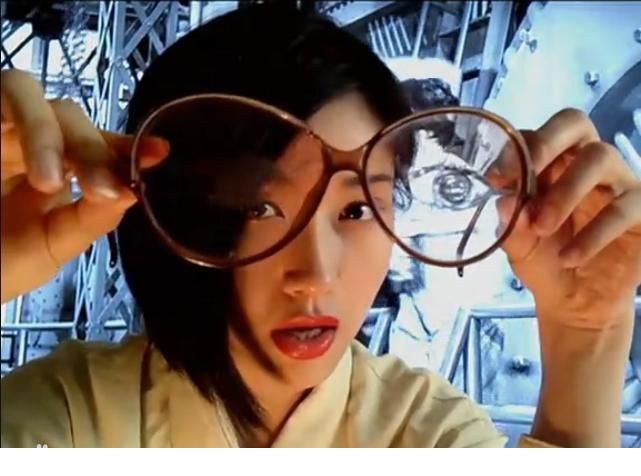眼镜美女田原MV展迷人姿态