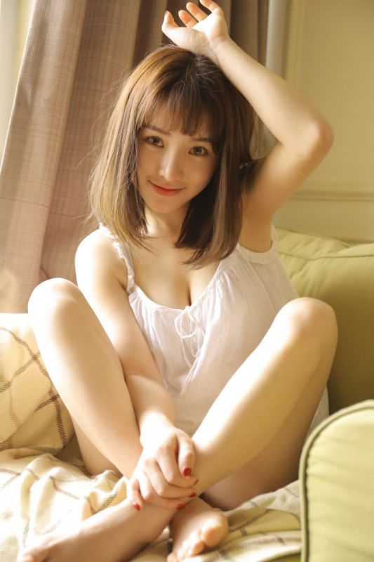 少女秘密花园酥胸香肩稚嫩童颜写真