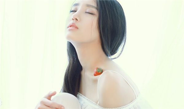 清纯白衣美女迷人微笑很倾城