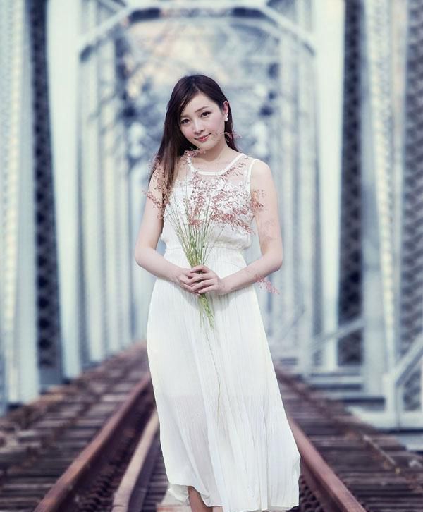 白色长裙美女户外迷人写真