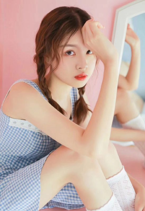 粉嫩红唇小萝莉可爱诱惑私房内衣撩人写真