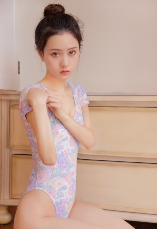 校园萝莉少女连体舞蹈衣乳沟诱惑写真