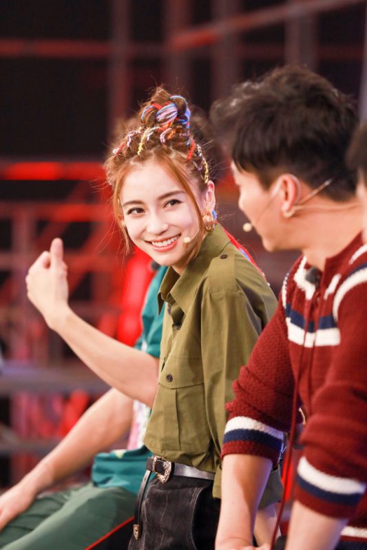 angelababy绿衬衫牛仔短裙性感美腿明星写真图片