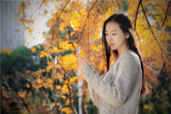 素颜美女户外迷人写真照