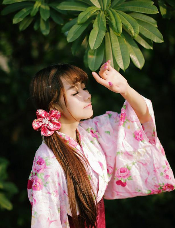 清纯少女和服室外唯美写照