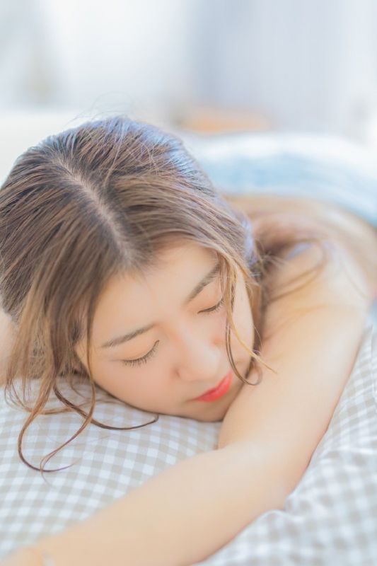 长腿高挑气质御姐酥胸热裤惹火身材写真