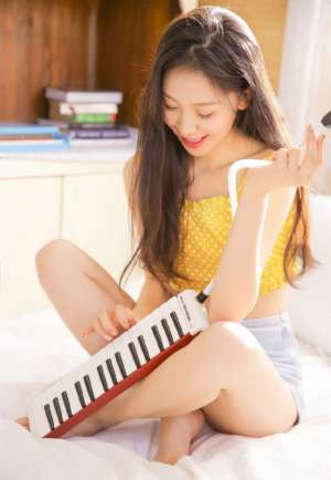 迷人素人女孩性感美腿热裤私房美艳写真