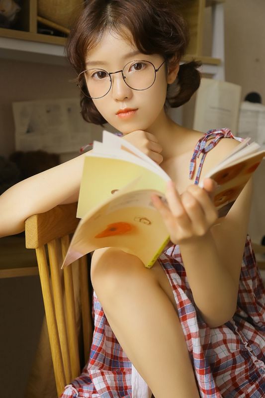清纯文学萝莉吊带格子裙白嫩写真